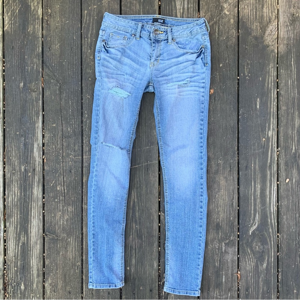 a.n.a. distressed mid rise skinny light wash jeans- 6